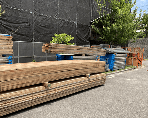 建設資材の搬入作業